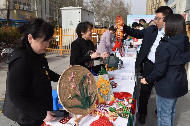 活动当天，还设置了理发、家电维修、手机贴膜、垃圾分类等志愿者公益服务市集，来自建筑新村街道的志愿者们化身“摊主”，为来到现场的市民朋友们热情服务。