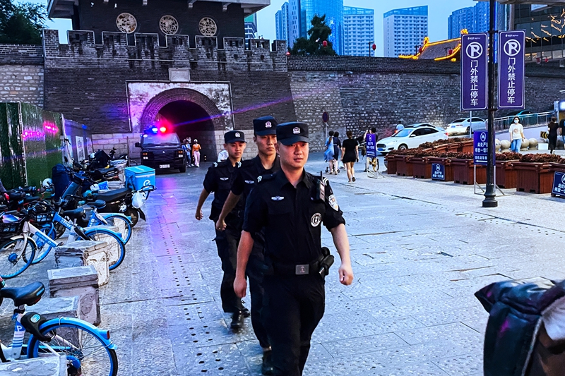 东关派出所民警在辖区商圈巡逻防控。.jpg