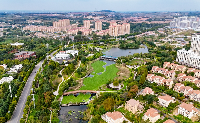 近年来，山东省青岛市即墨区温泉街道全面践行“绿水青山就是金山银山”的发展理念，围绕自然生态美、人居环境美、产业特色美的工作思路，对全域水系、山头、湿地进行治理修复，将生态保护与产业发展、民生改善、休闲旅游、美丽乡村建设紧密结合，让城市更加宜居、宜业、宜游，群众获得感、幸福感、安全感不断增强。